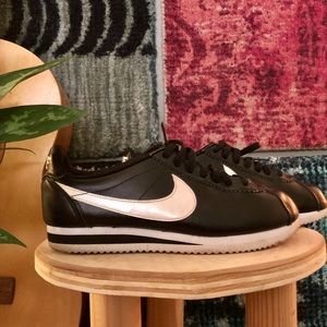 Black Nike Cortez Size 7 💿🖤